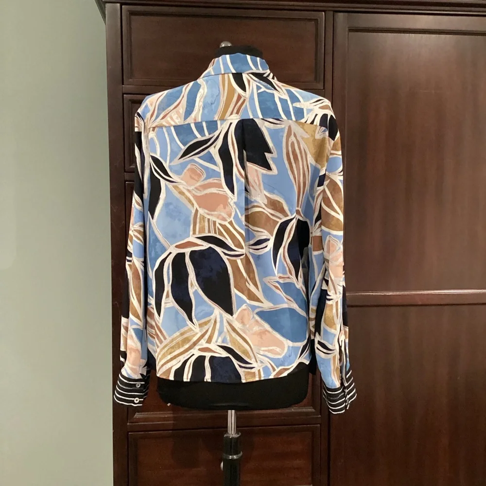 NIC+ZOE Button Front Blouse with bold tropical blue & tan botanical print. EUC - Picture 3 of 9